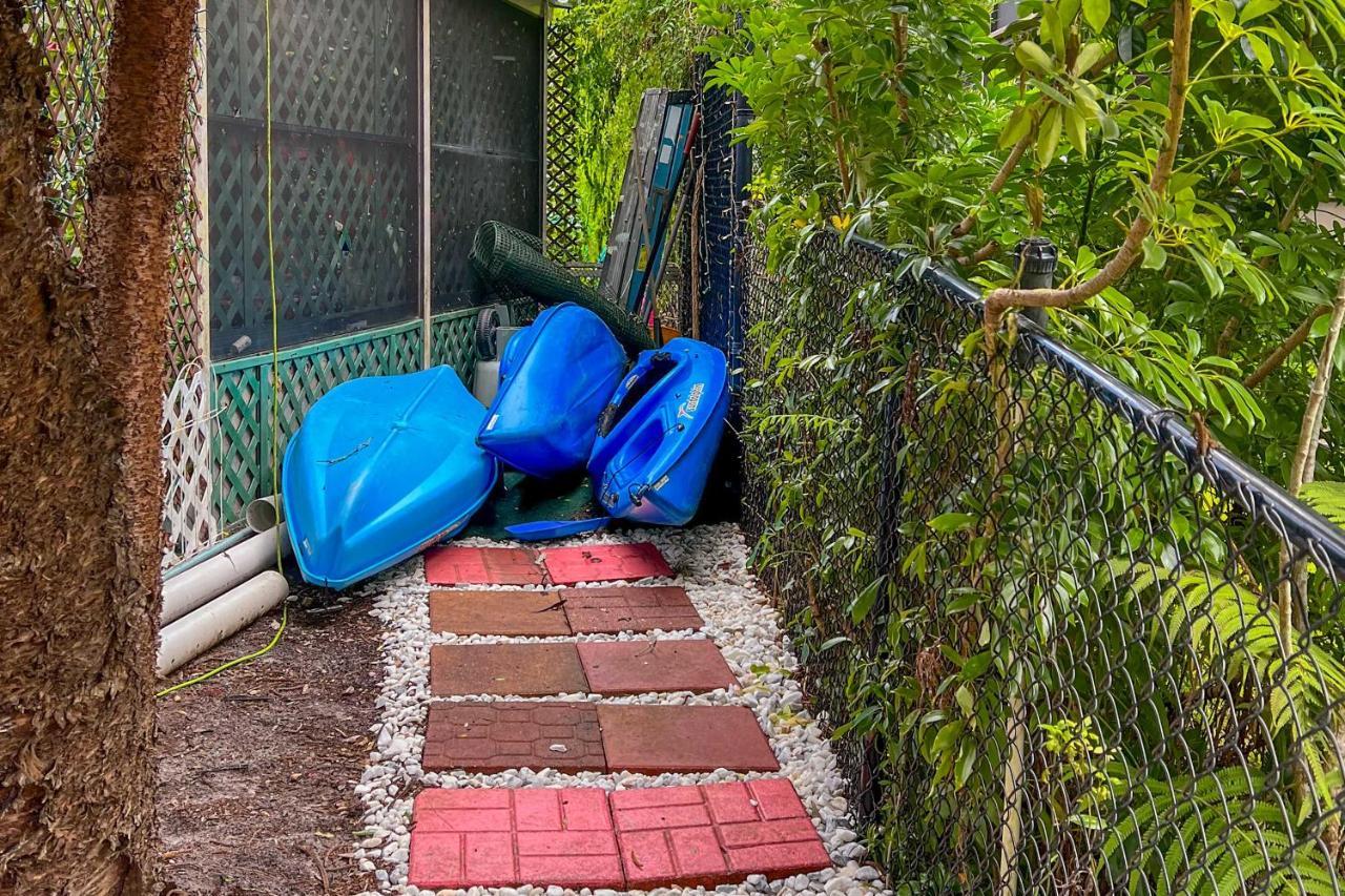 Pams Mermaid House With Riverfront Yard And Lanai! Lejlighed Weeki Wachee Eksteriør billede