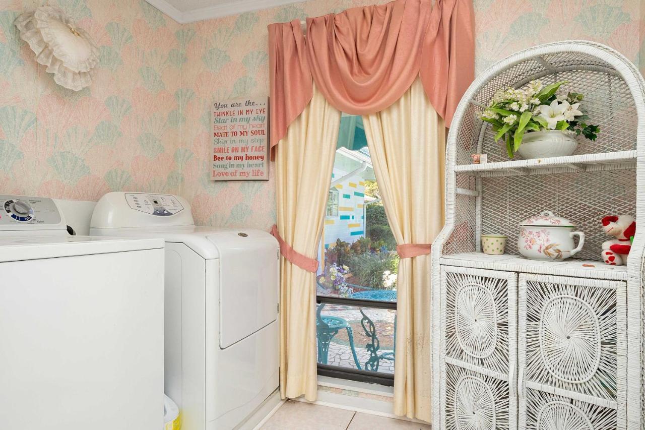 Pams Mermaid House With Riverfront Yard And Lanai! Lejlighed Weeki Wachee Eksteriør billede